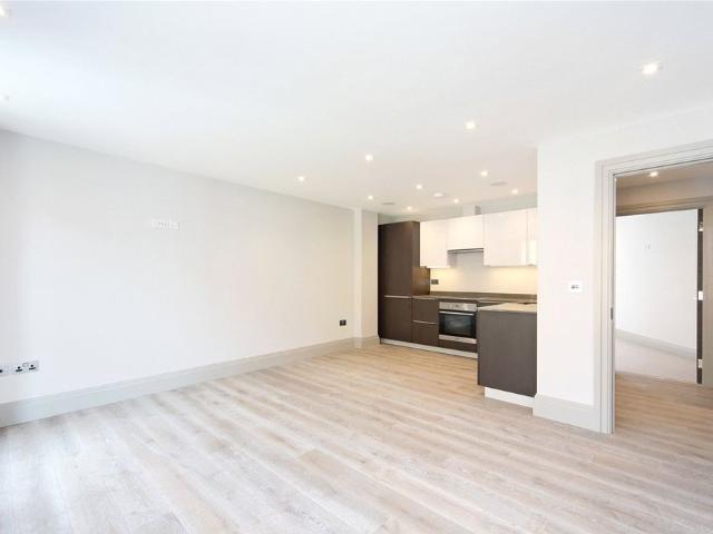 Stunning one bedroom apartment set over 600 sq. ft. and situated within a modern development located in the centre of Fulham Broadway. EPC rated C