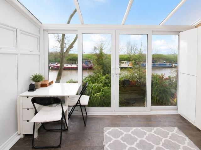 Stunning One Bedroom Flat on the Canal Avail Now