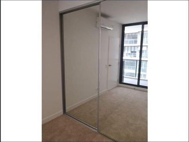 Stunning One bedroom plus Study in Top Location