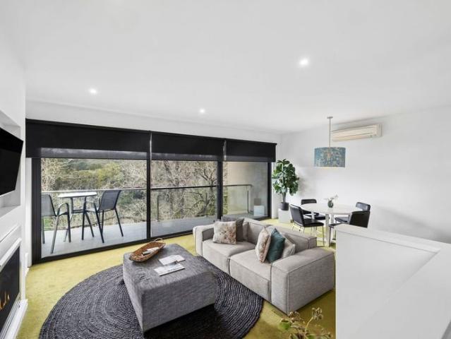 Stunning One Bedroom Retreat with Bushland Views