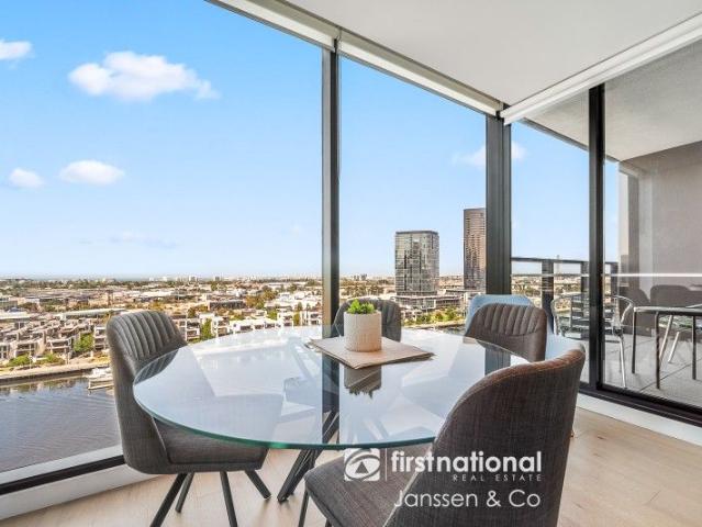Stunning Panoramic Views of the Docklands and City Skyline