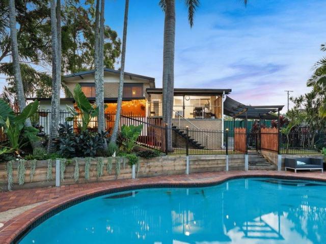 STUNNING PARK OVERLOOK FIRST CLASS RENOVATION 690M2 CORNER BLOCK CLOSE TO SCHOOLS, UNI, G LINK, HOSPITALS