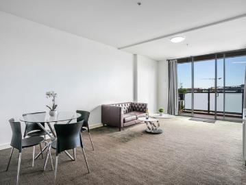 Stunning parkside apartment with light & space