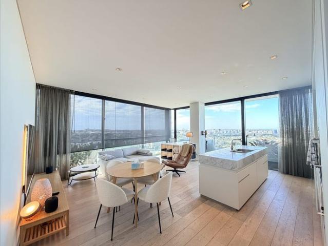 STUNNING PENTHOUSE – LEVEL 31, BREATHTAKING CITY VIEWS | CENTRAL PARK CHIPPENDALE