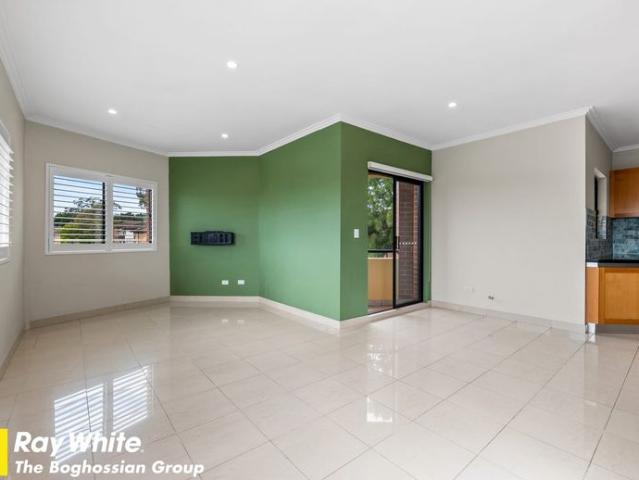 STUNNING PENTHOUSE STYLE UNIT WITH PRIVATE ROOFTOP TERRACE