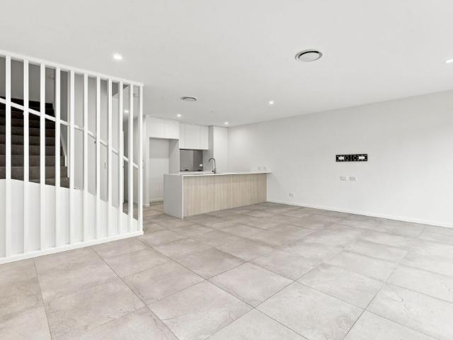 Stunning Property in Hope Island: Modern Design, Peaceful Atmosphere, and Convenient Location