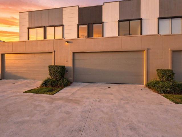 Stunning Property in Hope Island: Modern Design, Peaceful Atmosphere, and Convenient Location