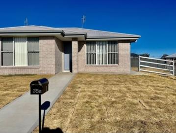 Stunning Rental House in Moore Creek: A Peaceful Retreat with Modern Amenities