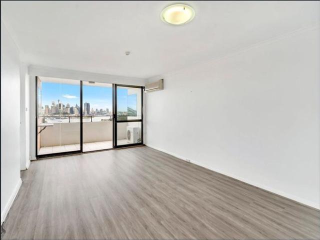 Stunning, renovated 3 bedroom apartment with direct Harbour Views