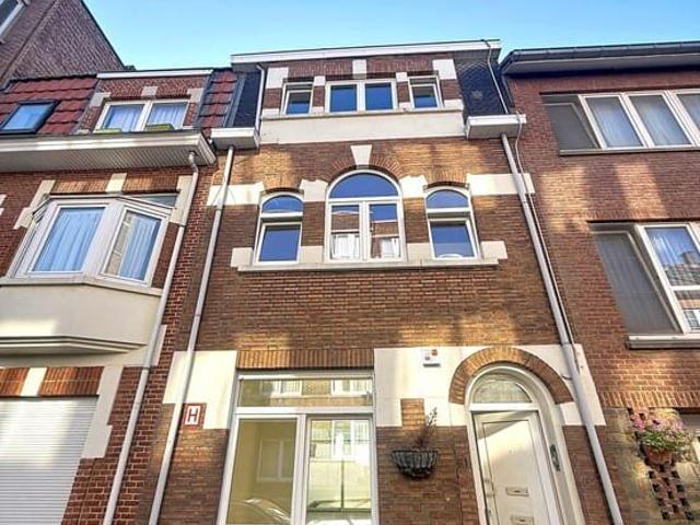 Stunning renovated 4B house – back garden –Pkg Delta