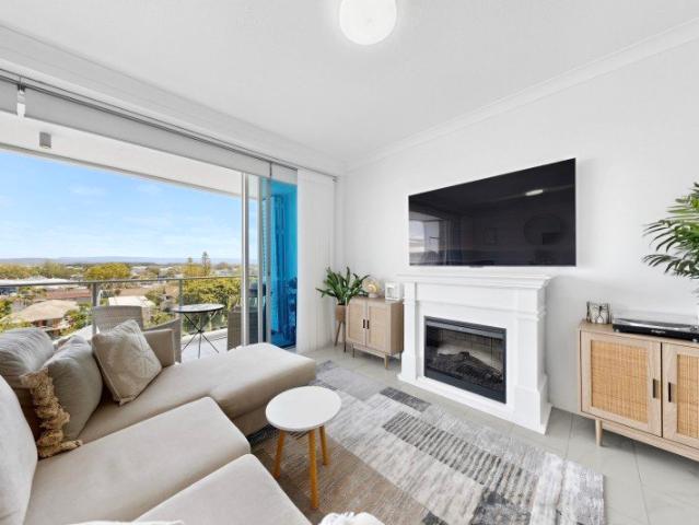 STUNNING RENOVATED APARTMENT WITH FANTASTIC VIEWS TO THE HINTERLAND