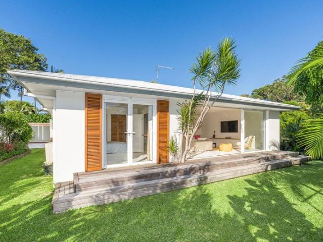 Stunning Renovated Byron Bay Beach House Heated Pool, Tropical Gardens & Luxury Living