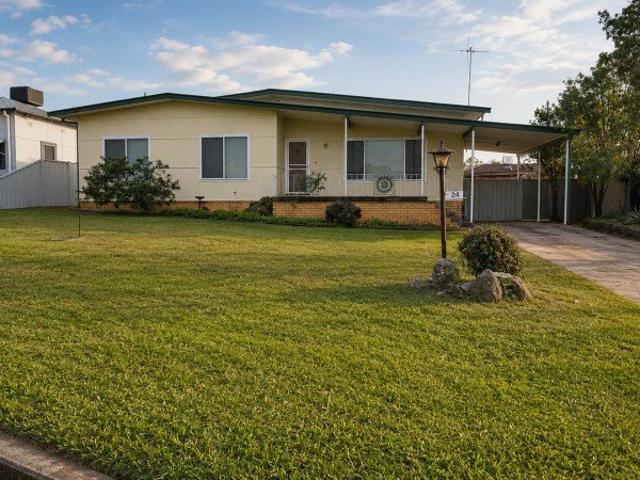 Stunning Renovated Kitchen & Comfortable Family Living