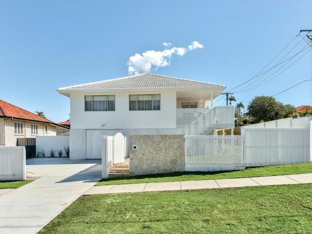 STUNNING, RENOVATED IN PRIME LOCATION !