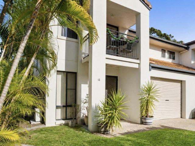 STUNNING RENOVATED TOWNHOUSE SUPER STYLISH MOVE IN READY! It's all done for you simply move in, relax and start enjoying!