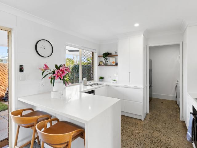 Stunning Renovated Townhouse with Heated Spa in Burleigh Waters!