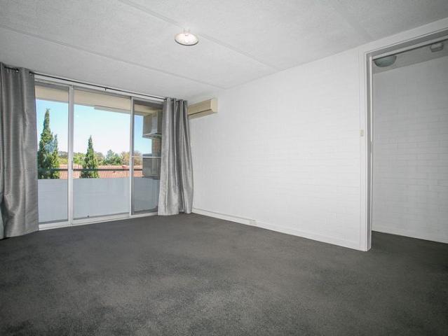 Stunning renovated top floor apartment