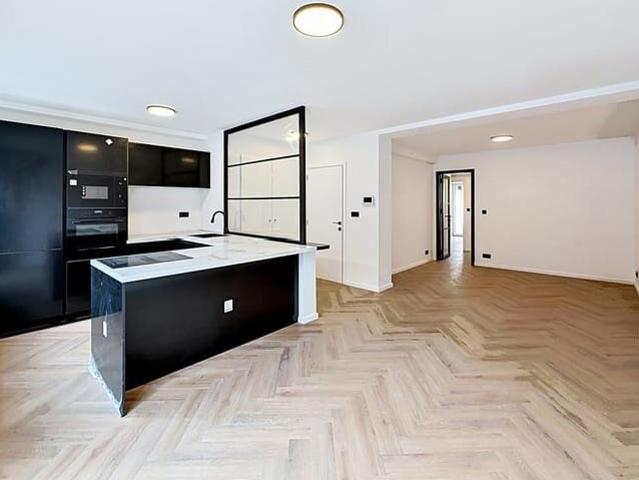 STUNNING, RECENTLY RENOVATED 2 BEDROOM APARTMENT