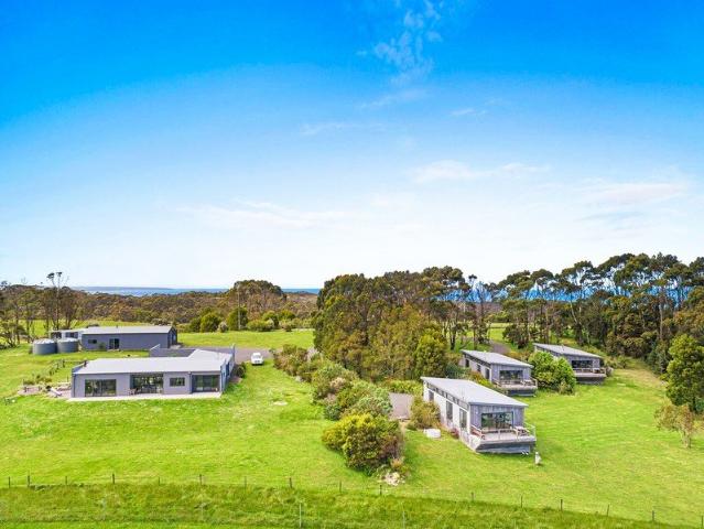 STUNNING RESIDENCE WITH FANTASTIC GUEST ACCOMMODATION ON THE GREAT OCEAN ROAD