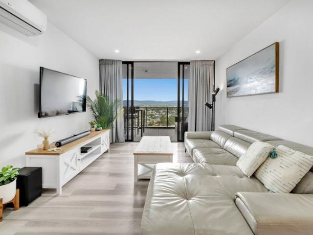 STUNNING HINTERLAND AND RIVER VIEWS BOTH DAY AND NIGHT!