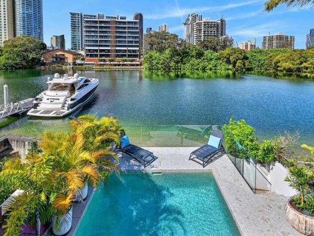 STUNNING RIVERFRONT VILLA ON PARADISE ISLAND BRAND NEW GRANNY FLAT EAST TO WATER WITH MAGNIFICENT VIEWS