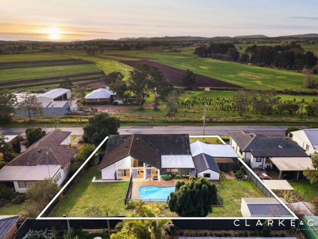 STUNNING RURAL OUTLOOK & GENEROUS FAMILY LIVING!