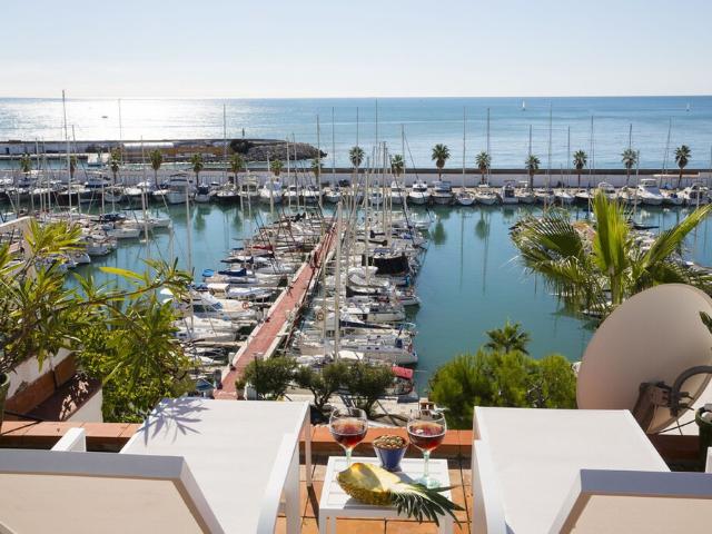 Stunning sea views over marina with swimmingpool