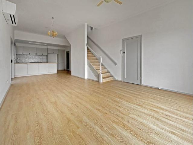 STUNNING SEA VIEWS & SPACIOUS THREE BEDROOM HOME