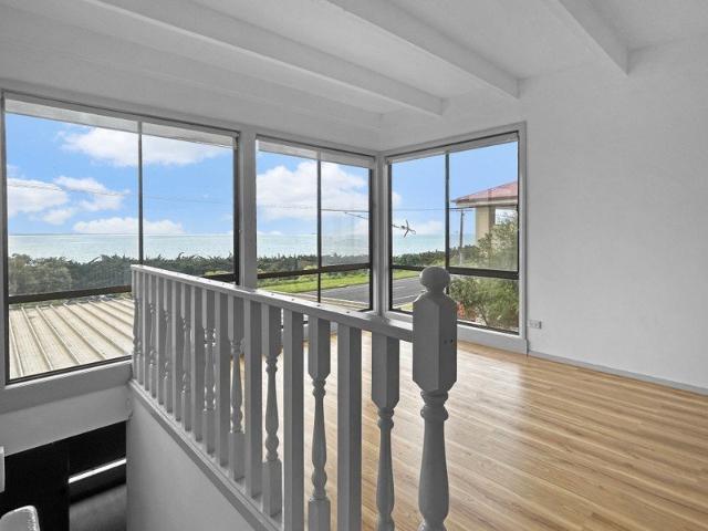 STUNNING SEA VIEWS & SPACIOUS THREE BEDROOM HOME
