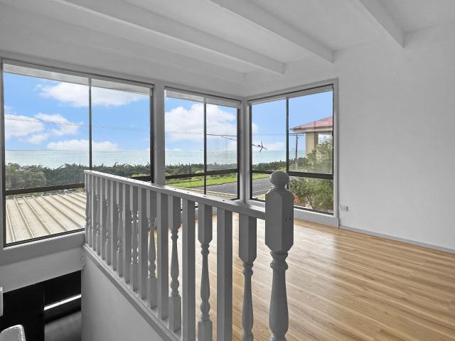 STUNNING SEA VIEWS & SPACIOUS THREE BEDROOM HOME