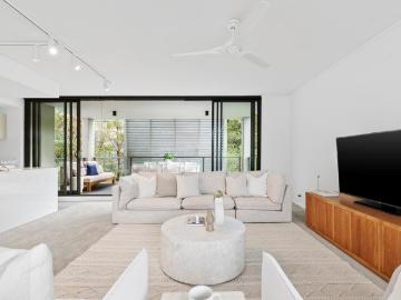 Stunning Seaside Apartment With Lift And Views 151sqm!
