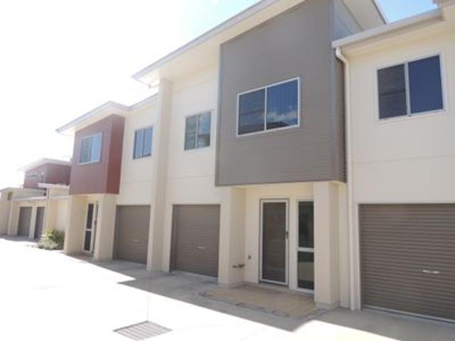 stunning & spacious 2 bedroom townhouse furnished