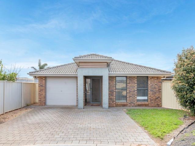 STUNNING SPACIOUS 3 BEDROOM VILLA HOME!