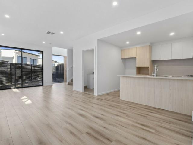 Stunning Spacious Townhouse!