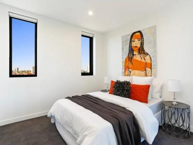 Stunning, spacious balconied apartment with breathtaking city views!