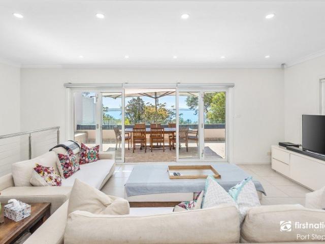STUNNING SPACIOUS DUPLEX CAPTIVATING WATERVIEWS