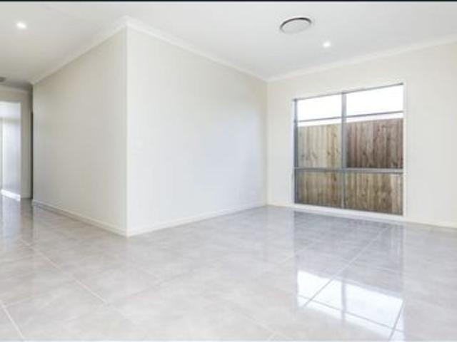 STUNNING & SPACIOUS LOW MAINTENANCE HOME WITH DUCTED AIR CONDITIONING!