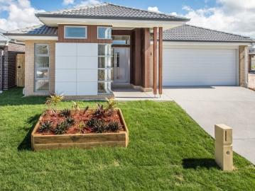 STUNNING & SPACIOUS LOW MAINTENANCE HOME WITH DUCTED AIR CONDITIONING!
