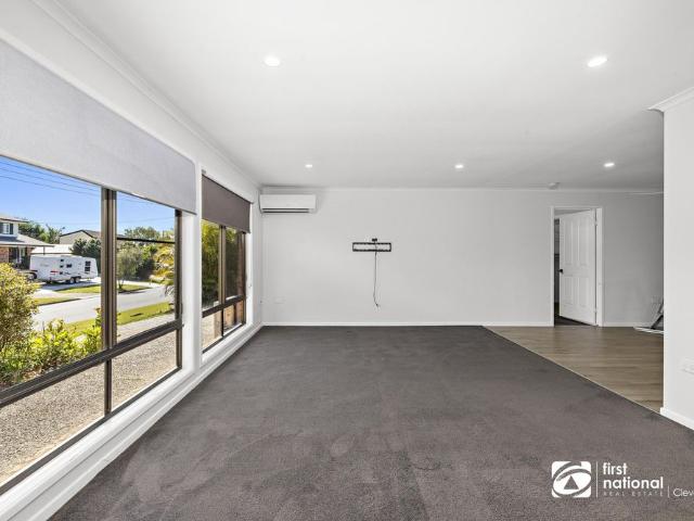 STUNNING, SPACIOUS LOWSET WITH MULTIPLE LIVNG AREAS FOR A FAMILY + SOLAR!