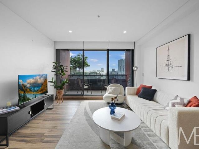 STUNNING SPLIT LEVEL APARTMENT WITH STUDY & BREATHTAKING CITY VIEWS
