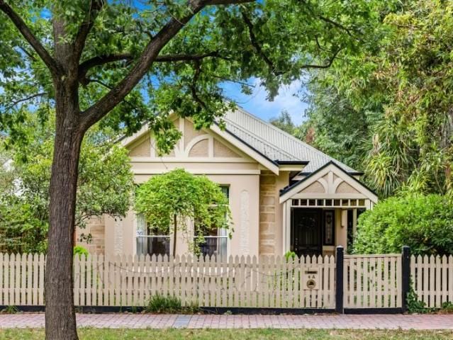 STUNNING STONE FRONTED FOUR BEDROOM VILLA IN PRESTIGE LOCATION