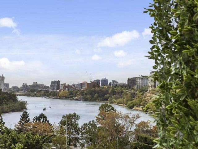 Stunning Story Bridge & River Views!
