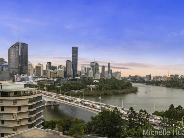 Stunning Story Bridge & River Views!