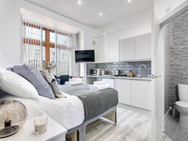 AVAILABLE NOW SELF CONTAINED STUDIO B16 ! – Very Nice Homes