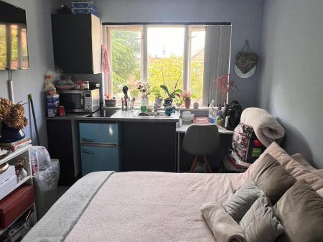 Stunning Studio Flat in Vibrant Area Low Deposit