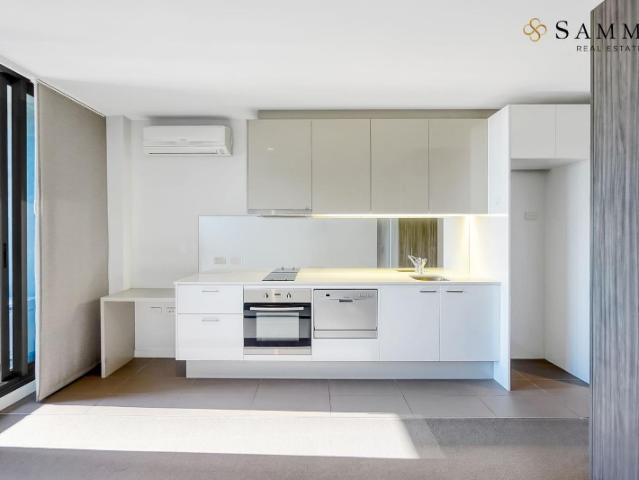 Stunning Studio with City Views in Melbourne CBD – Heated Pool, Gym & Rock Climbing Wall at Your Doorstep