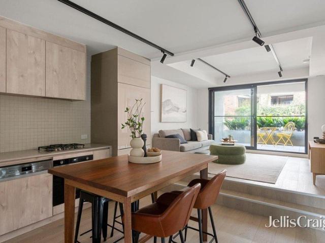 Stunning style, sophistication & city edge convenience