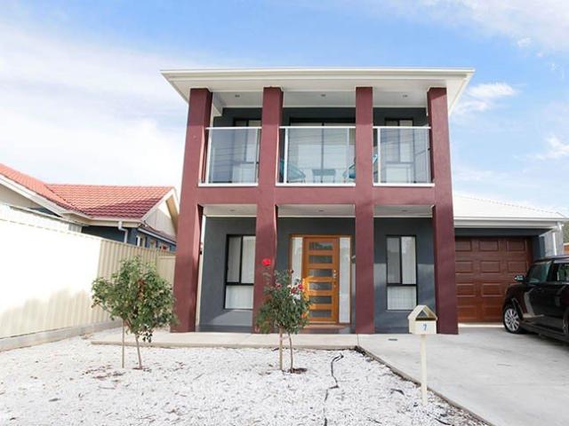 STUNNING STYLISH AND MODERN 2 STOREY RESIDENCE