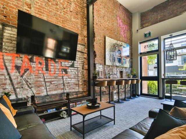 Stunning Stylish Complex w/ Terrace 1 mile away from Saint Viateur Park Has a Place