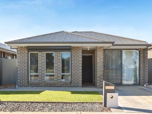 STUNNING & STYLISH 2021 4 BEDROOM VILLA HOME!